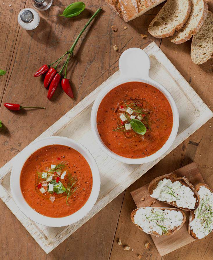 Tomaten-Fenchel-Gazpacho mit Ziegenkäse-Crostini