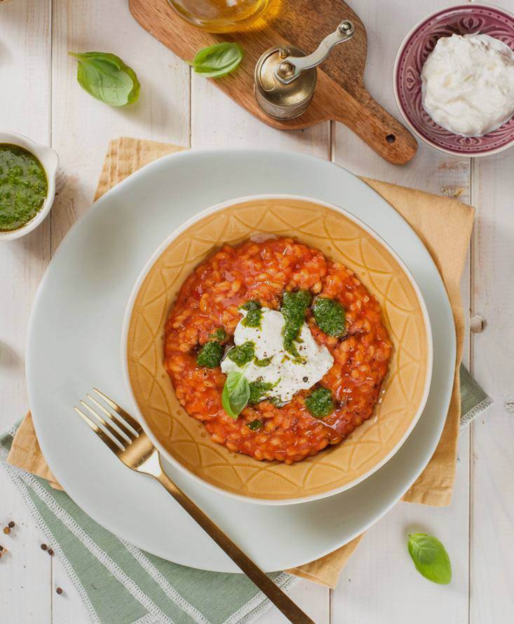 A Tomaten-Orzotto mit Burrata und Basilikumsauce
