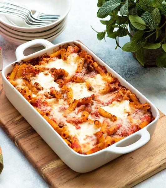 Überbackene Ziti mit Würstchen und Käsetaschen
