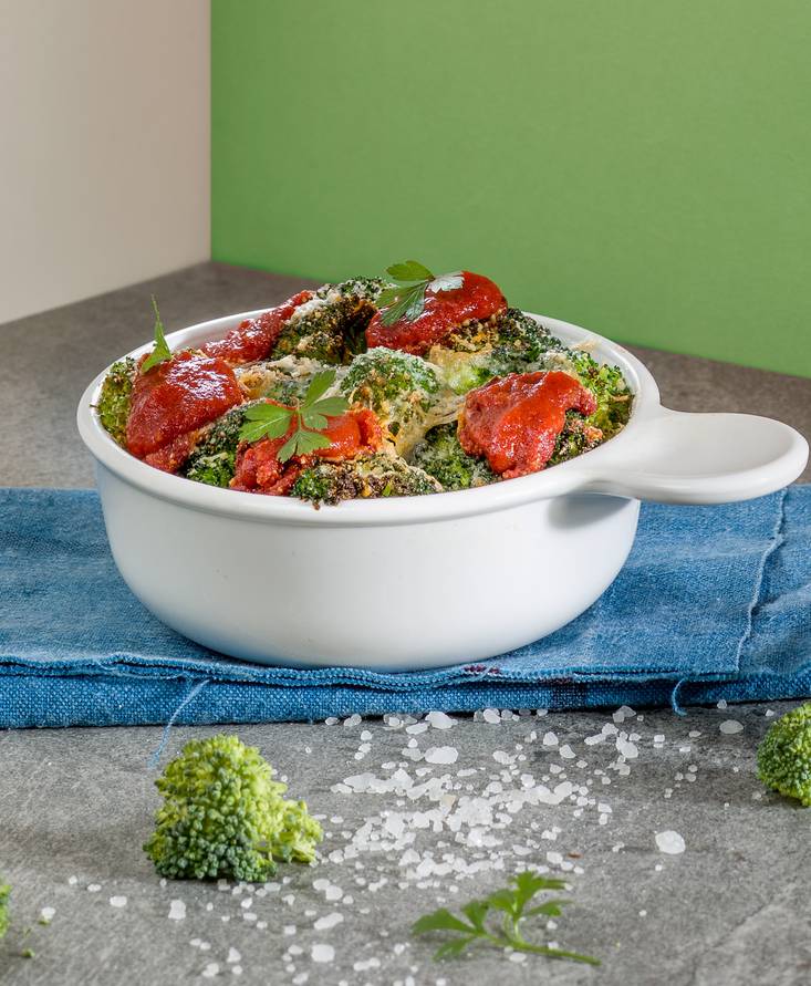 Gratinierter Brokkoli mit Tomatensauce und Taleggio