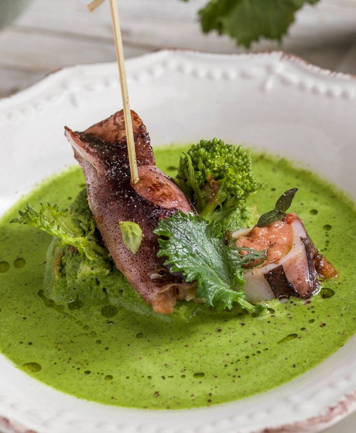 MIT TOMATEN GEFÜLLTE TINTENFISCHE AUF EINEM PÜREE VON CIME DI RAPA