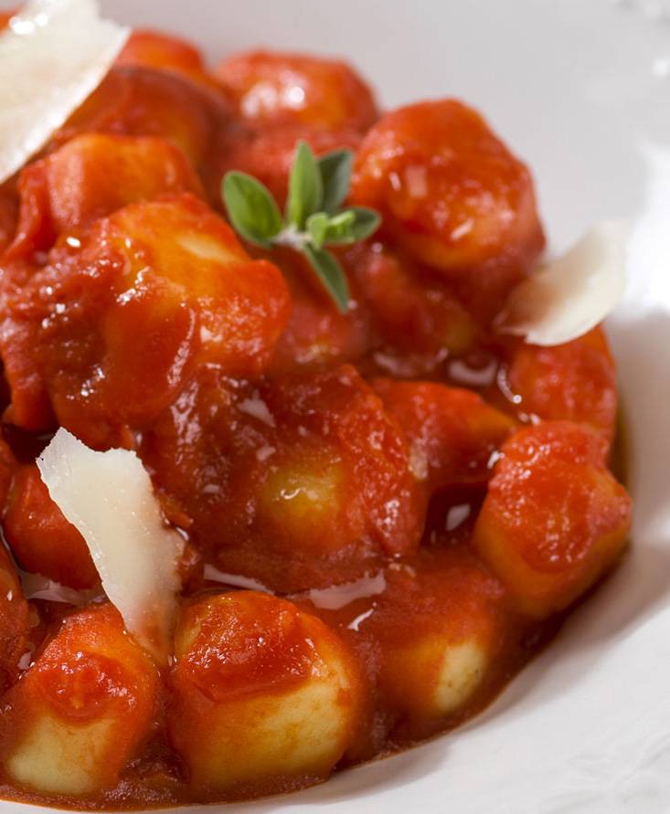 GNOCCHI MIT TOMATENSAUCE UND FEIN GEHOBELTEM PARMESAN