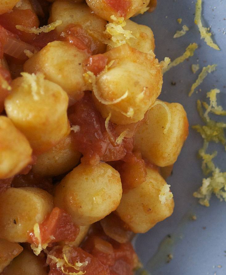 Gnocchi, Tomatenwürfel und Zitrone