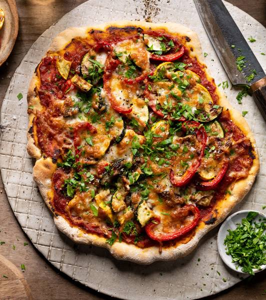 Pizza vom Grill mit Tomatensauce und Grillgemüse