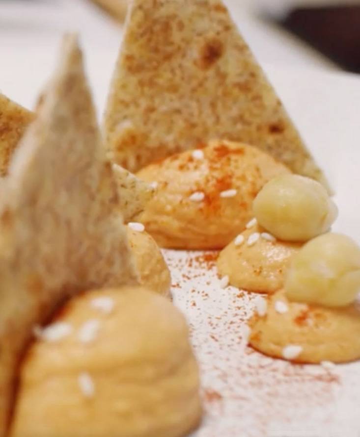 Kichererbsen-Hummus mit Tomaten