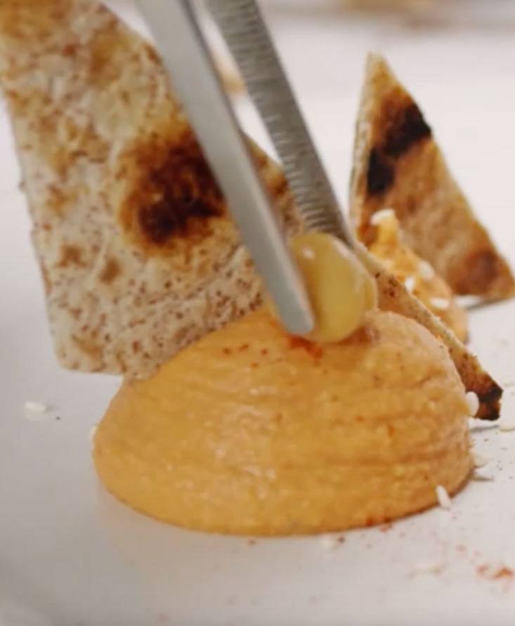 Kichererbsen-Hummus mit Tomaten