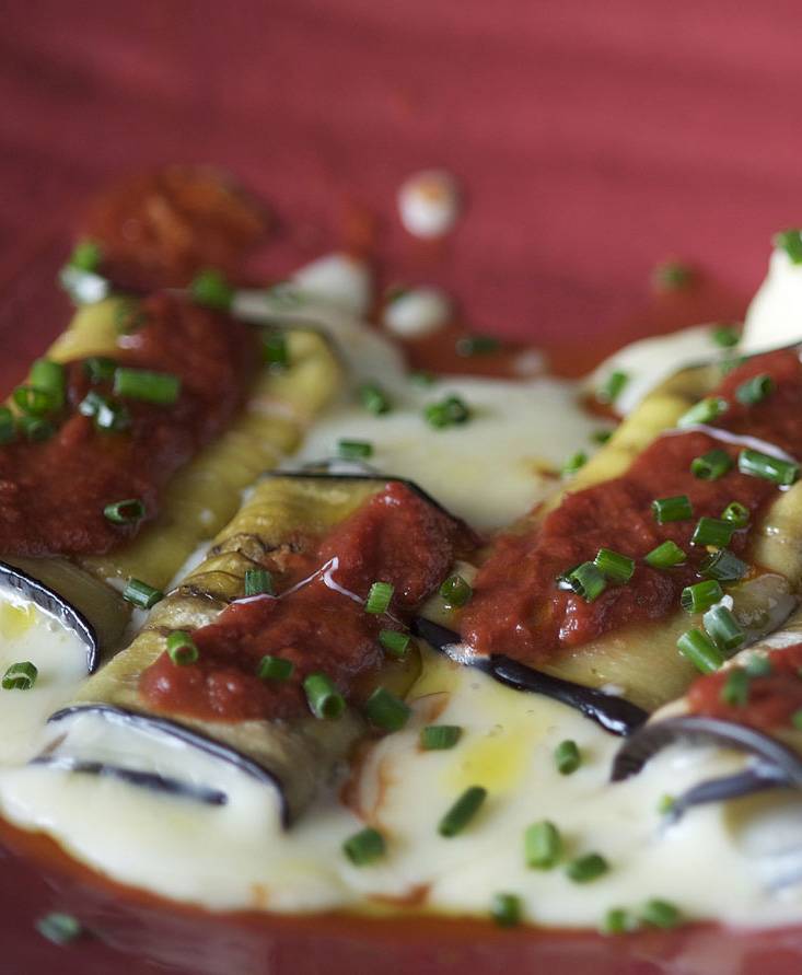 Gratinierte Auberginenröllchen mit Tomatensauce