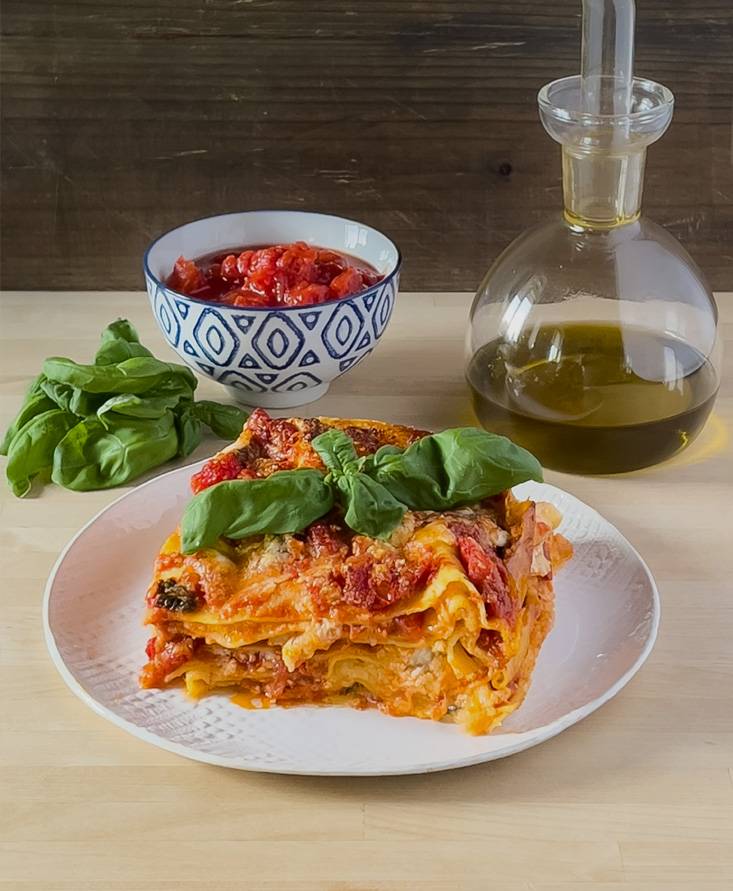 Lasagne mit Tomaten und Basilikum