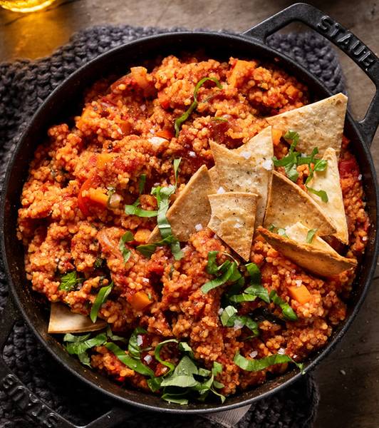 Mediterrane Tomaten-Spinat Couscous Pfanne mit knusprigen Kräuter Tortilla Chips