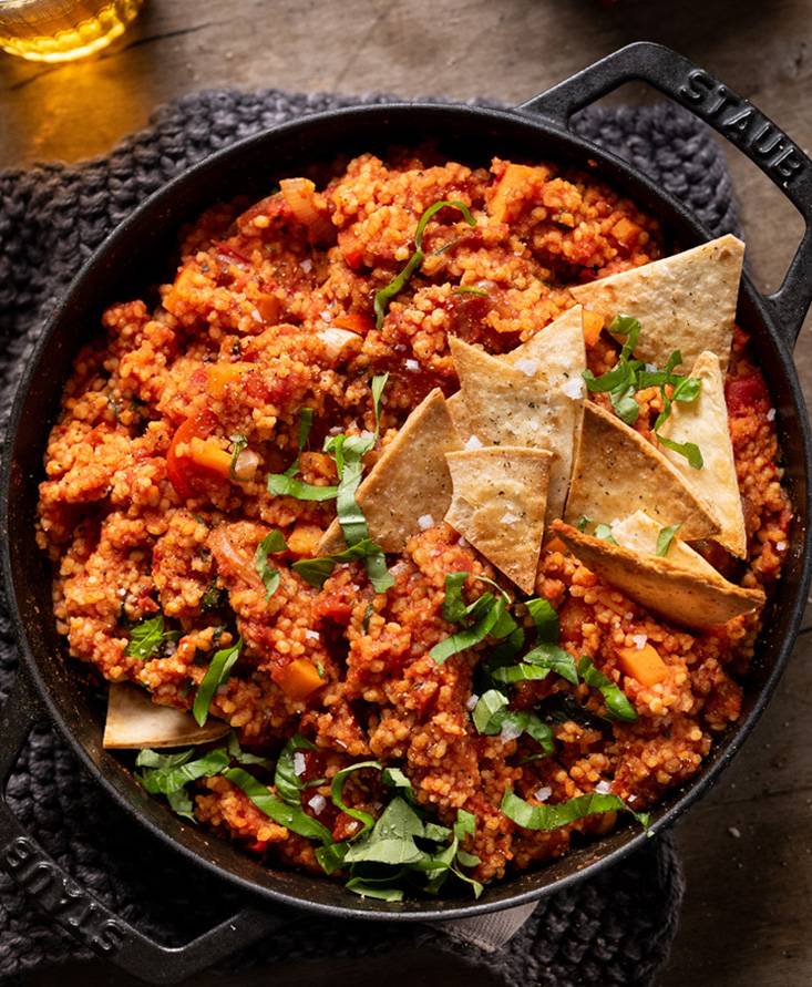 Mediterrane Tomaten-Spinat Couscous Pfanne mit knusprigen Kräuter Tortilla Chips