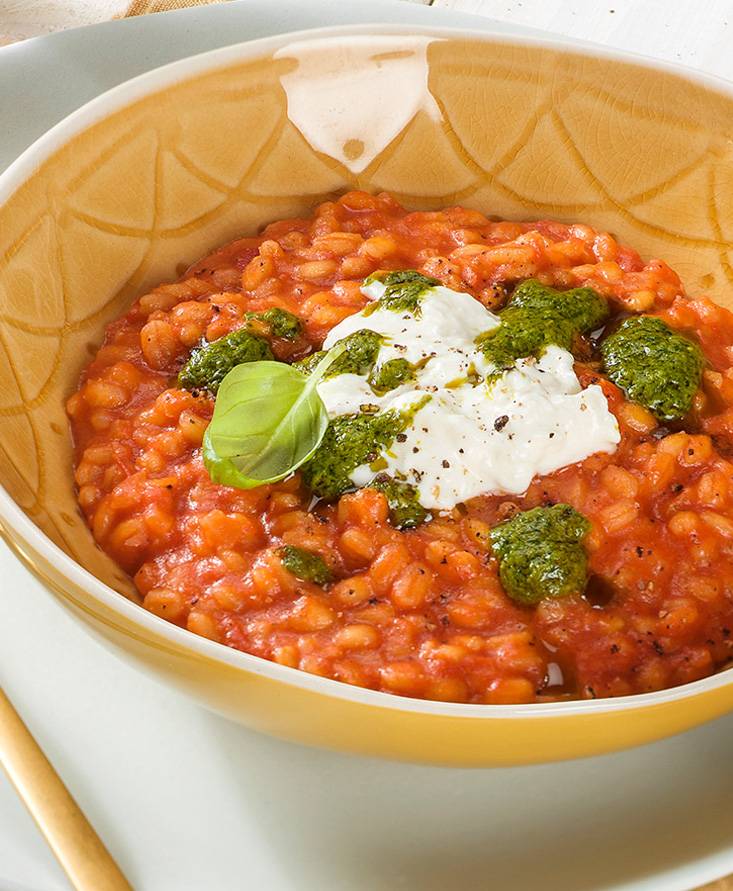 A Tomaten-Orzotto mit Burrata und Basilikumsauce