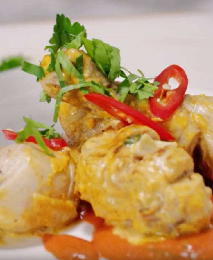 Mit Kokosmilch Mariniertes Huhn in Tomatenbrühe