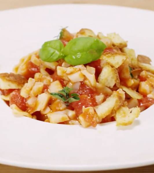 Reginette mit Gebratenen Brotkrumen und Stockfisch-Sauce