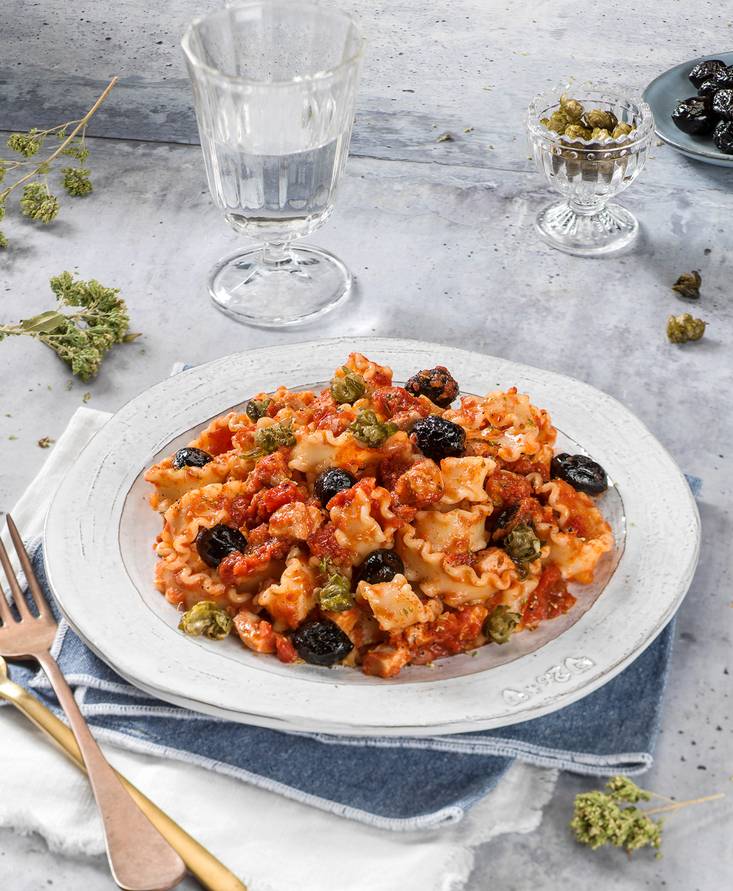 Reginette mit Sauce aus frischem Thunfisch, Tomaten, schwarzen Oliven und frittierten Kapern