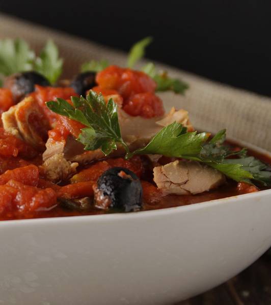 Sauce mit Kapern, Oliven und Thunfisch