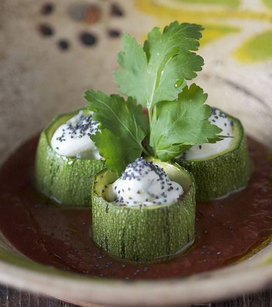 Zucchini, gefüllt mit Tomatenkäse, Thymian und Mohnsamen