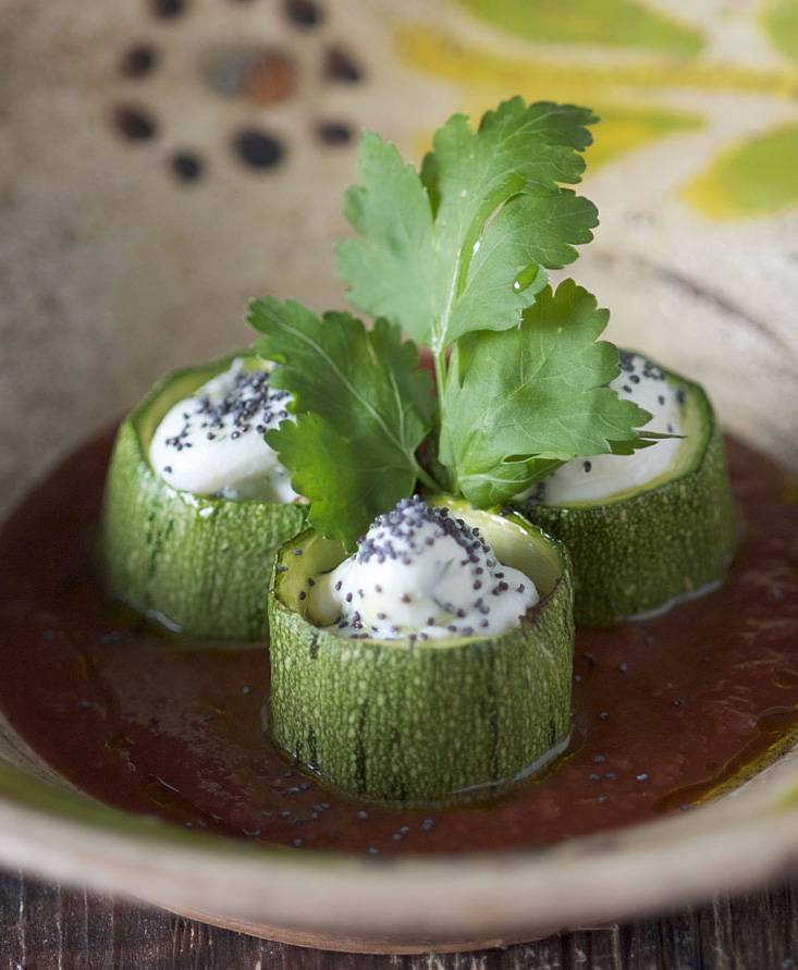 Zucchini, gefüllt mit Tomatenkäse, Thymian und Mohnsamen